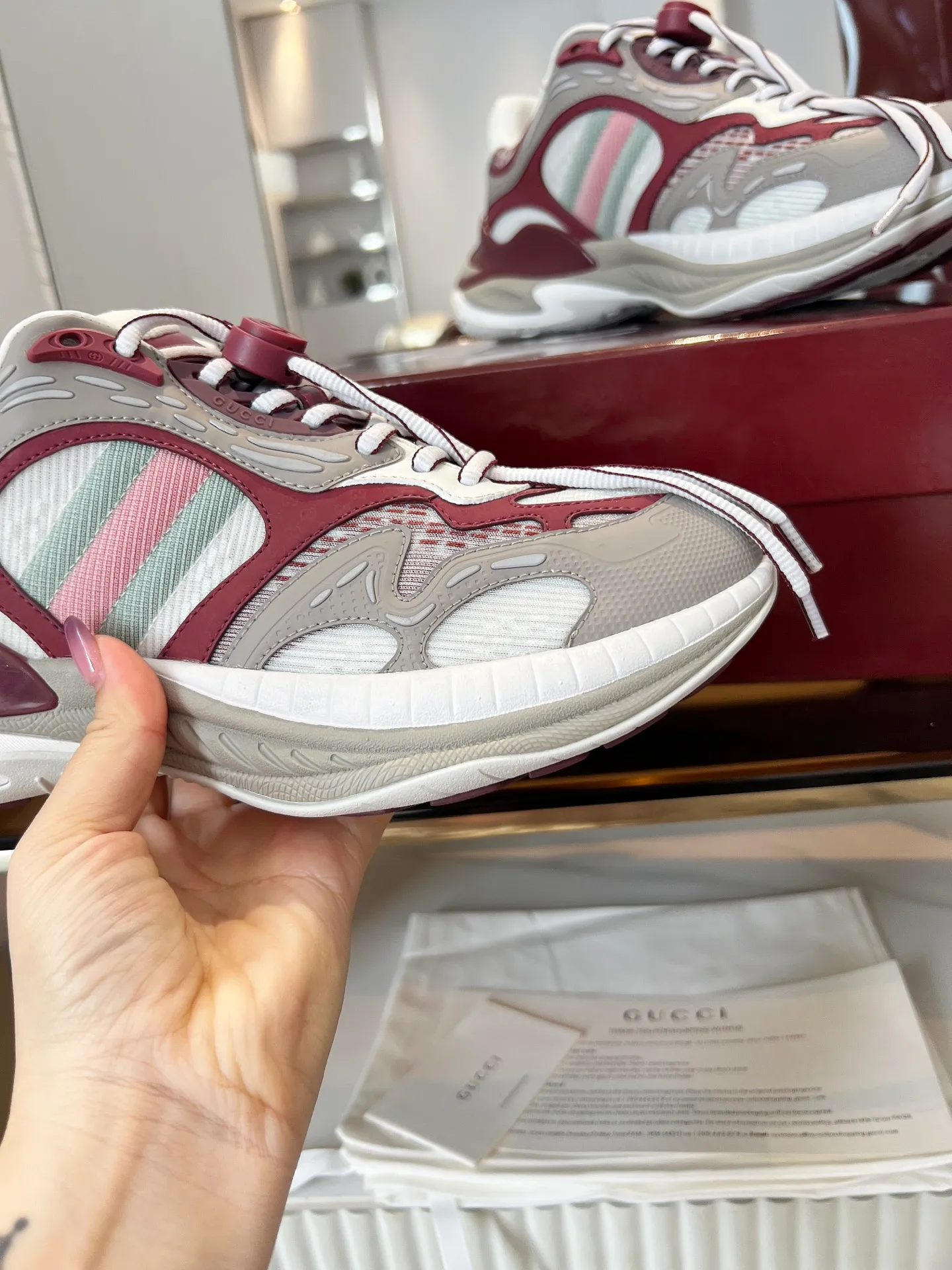 [G Home] P:920💰 Men’s size comes out first Size: 39-45 (45 customized) 2025Gucci series 2.0 sports shoes are made with heavy investment❤️‍🔥❤️‍🔥❤️‍🔥Renewed interpretation of the brand's iconic striped webbing elements😍😍When retro genes collide with futuristic design🎊🎊This new pair of Gucci shoes directly reaches the trend threshold💥 ✔️Color combination of caron contrast + classic stripes, GG reflective piping, visual impact, and comes with a high-light filter for street use ✔️ The structure is made of multi-layer splicing of different materials, mesh is breathable, leather is shaped, and the outsole is made of EVA foam and TPU. 😍😍😍Fashion and practicality are both online ✔️ Detailed double G midsole + iconic double G lock shoelaces, retro DNA is crazy and restless, and every step is based on the trendy aesthetic ❤️❤️❤��❤️